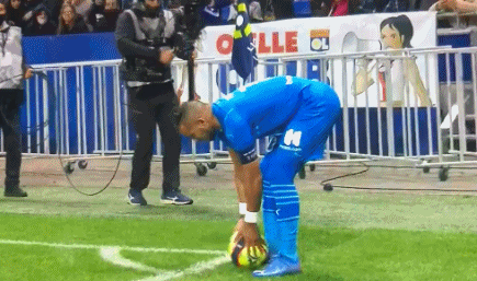 萨拉维亚：C罗是职业与坚持的标杆，梅西是不可复制的天才（萨拉维亚：C罗是职业态度与恒心的楷模，梅西是无法复制的天才）