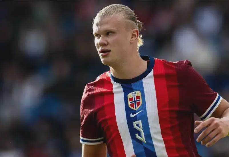 白衣下边是红衣，香港行期间一阿森纳球迷卧底在热刺球迷看台