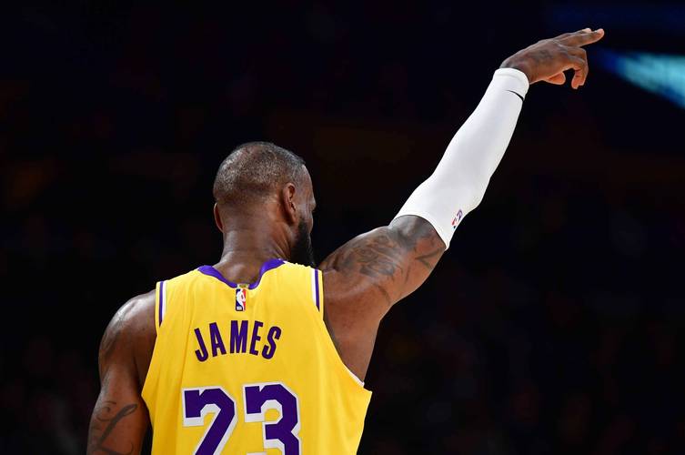 王飞获双料推广人奖，推动中国拳击发展，助力职业拳击繁荣。（王飞荣获双料推广人称号，助推中国拳击发展与职业拳击繁荣）