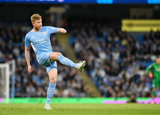 远在迈阿密心系罗马，托蒂和坎德拉用手机观看老东家焦点大战（身在迈阿密心在罗马，托蒂与坎德拉拿手机观看老东家焦点战）