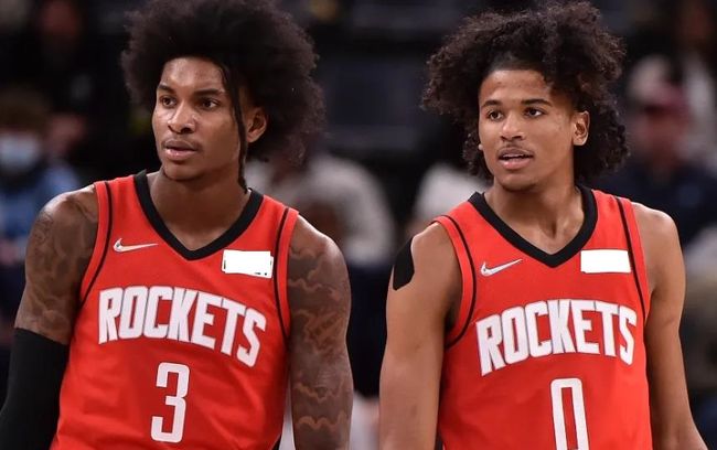 曼联签新中场恐突破1亿转会费大关！曝巨头考察左闸，被誉为德国坎塞洛（曼联追新中场或砸超1亿！曝高层考察左后卫，被誉为德国坎塞洛）