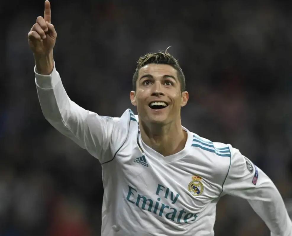 阿斯：巴萨和拜仁都有意桑托斯后卫索萨，后者被誉为新马塞洛