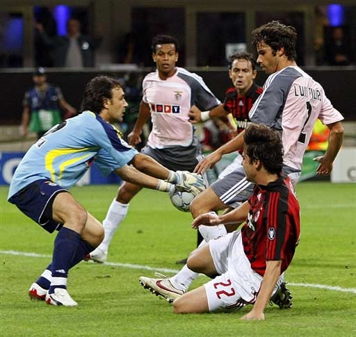 每体：阿根廷队在西班牙集训，球迷热情高涨只为一睹梅西风采（每体：阿根廷西班牙备战，球迷涌动只为一睹梅西）