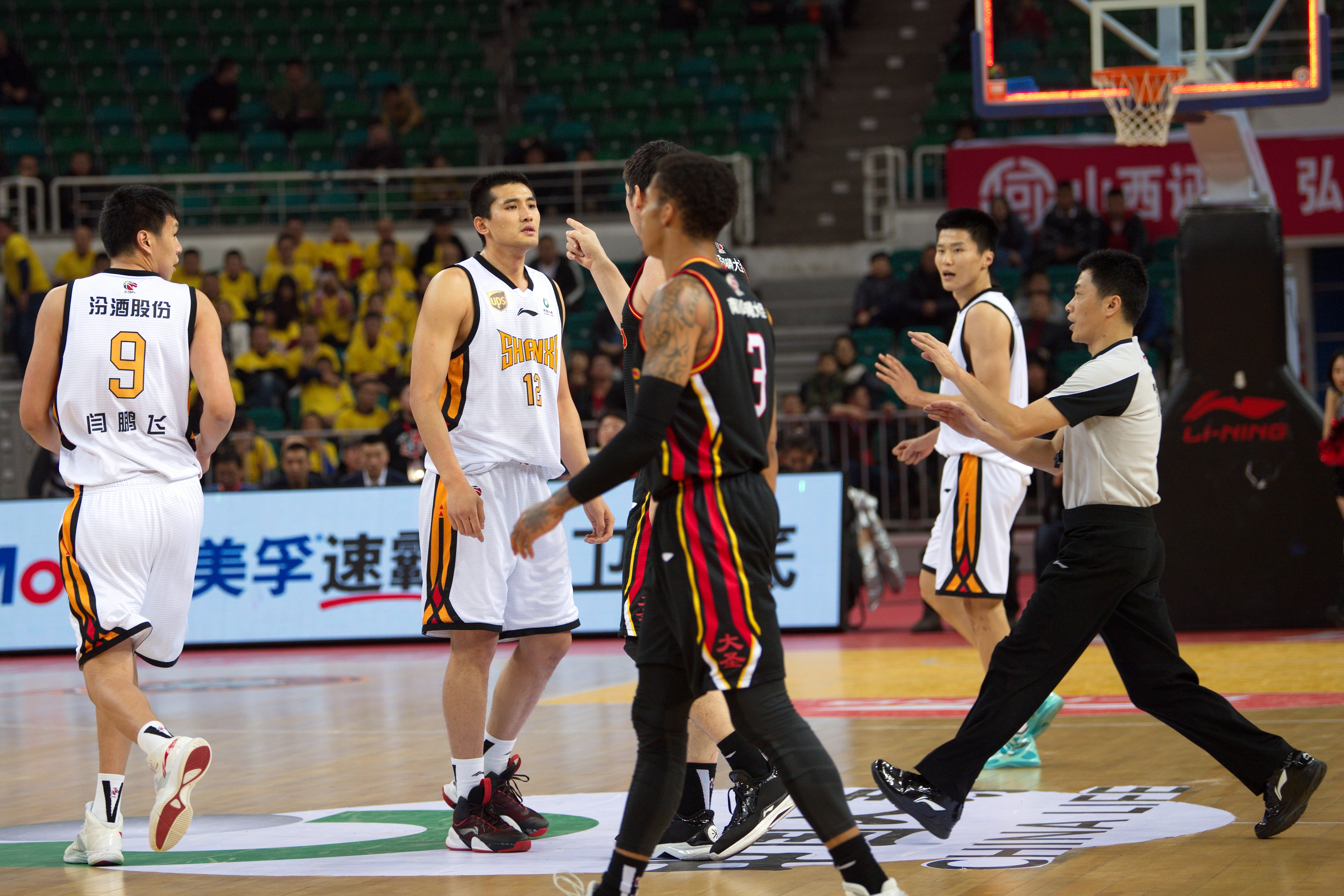 美记：PJ·华盛顿赛前训练扭伤脚踝，提前退出本场比赛（PJ·华盛顿赛前热身扭伤脚踝，本场比赛缺阵）