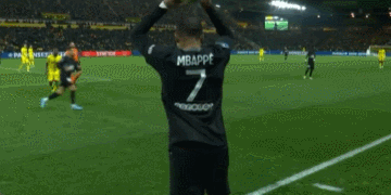 外媒：下赛季欧冠联赛阶段用球将采用白+薄荷绿+紫创新配色（外媒称：下赛季欧冠联赛阶段比赛用球将启用白、薄荷绿与紫的全新配色）